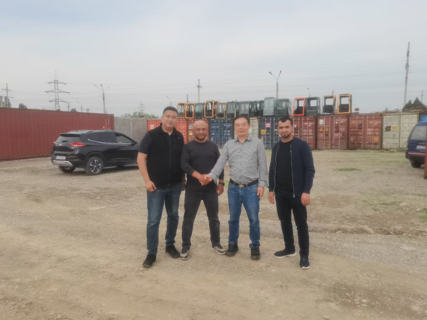 吉尔吉斯斯坦拿50亩地建中伟的专卖店和配件仓 在建的现场施工地.jpg
